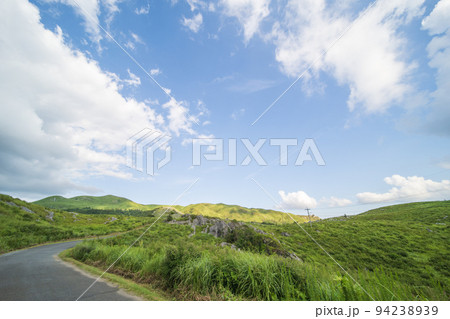 爽やかな青空の初夏の平尾台【福岡県北九州市】 爽やかな青空の初夏の平尾台【福岡県北九州市】 94238939