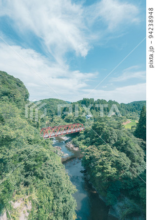 赤い橋と日本の原風景 94238948