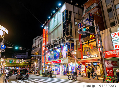 日本の東京都市景観 新大久保駅などを望む。街角で見かけたフードデリバリー 日本の東京都市景観 新大久保駅などを望む。街角で見かけたフードデリバリー 94239003