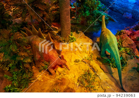 Interior museum of jurassic park with robotic dinosaurs Interior museum of jurassic park with robotic dinosaurs 94239063
