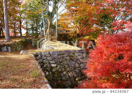 高取城跡の秋/紅葉(奈良県高市郡高取町) 高取城跡の秋/紅葉(奈良県高市郡高取町) 94239367