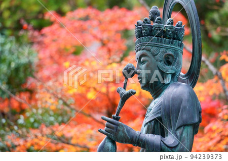 十一面観音菩薩像と紅葉 十一面観音菩薩像と紅葉 94239373