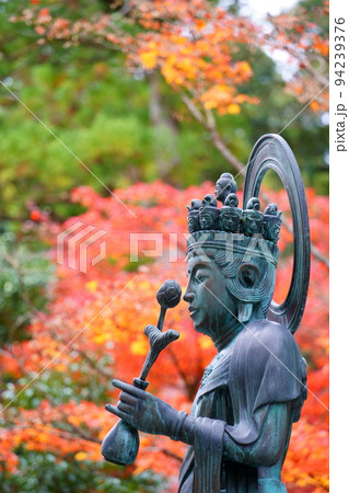 十一面観音菩薩像と紅葉 94239376