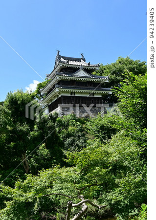 西尾城の本丸丑寅櫓と木々 西尾城の本丸丑寅櫓と木々 94239405