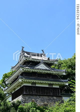 西尾城の本丸丑寅櫓と木々 94239481