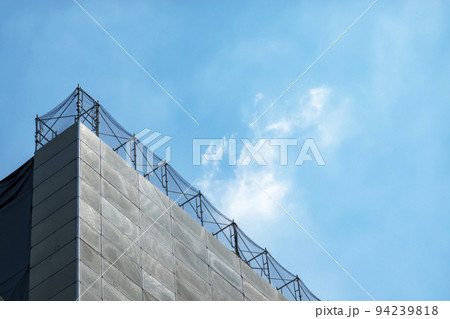 ビルの建設現場 94239818