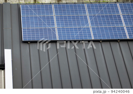 屋根の上の太陽光発電パネル 屋根の上の太陽光発電パネル 94240046
