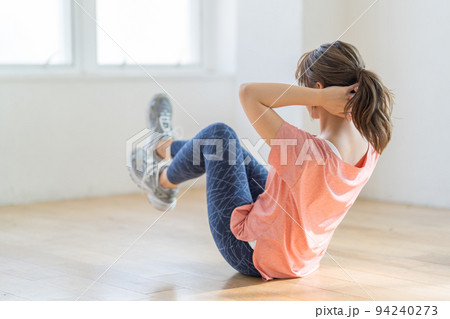 トレーニングをする若い女性 トレーニングをする若い女性 94240273