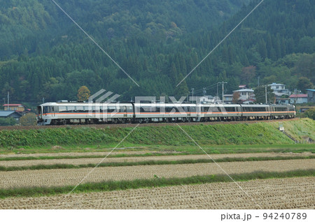 高山本線 久々野ー飛騨一ノ宮 JR東海 キハ85系 キハ85-303(名古屋) ワイドビューひだ 高山本線 久々野ー飛騨一ノ宮 JR東海 キハ85系 キハ85-303(名古屋) ワイドビューひだ 94240789