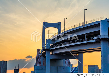 【東京の都市風景】レインボーブリッジの夕景 【東京の都市風景】レインボーブリッジの夕景 94241636