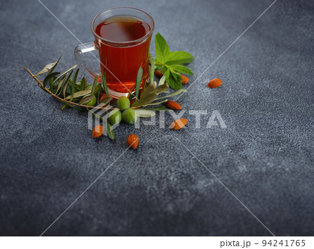 Cup of freshly brewed black tea with mint 94241765
