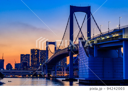 【東京の都市風景】レインボーブリッジの夕景 【東京の都市風景】レインボーブリッジの夕景 94242003