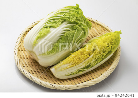 盆ざるに乗せた白菜 94242041
