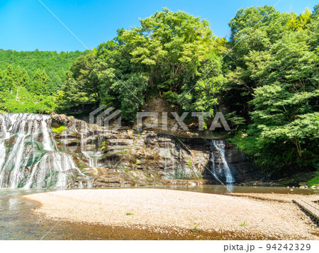 秋の清々しい景色 北関東の美しい龍門の滝 シャッター1/50 秋の清々しい景色 北関東の美しい龍門の滝 シャッター1/50 94242329