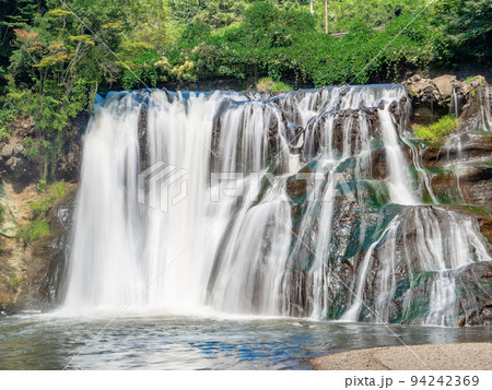 秋の清々しい景色　北関東の美しい龍門の滝　スローシャッター1/4 94242369