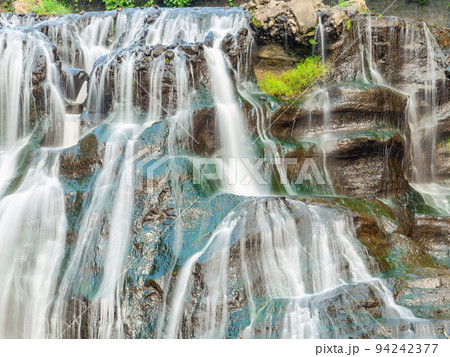 秋の清々しい景色　北関東の美しい龍門の滝　スローシャッター1.6s 94242377