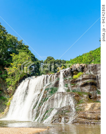 秋の清々しい景色 北関東の美しい龍門の滝 シャッター1/500 秋の清々しい景色 北関東の美しい龍門の滝 シャッター1/500 94242808