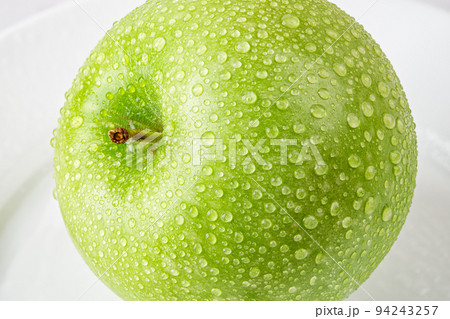 Fresh green apple with water drops macro. 94243257