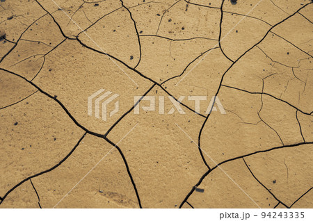 The ground with cracks 94243335