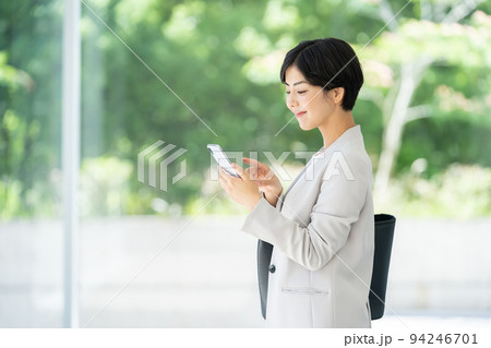 スマホを使う女性 94246701