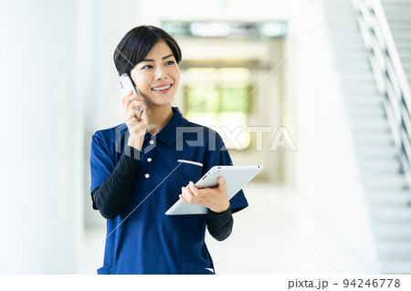 タブレットを操作する介護士 94246778