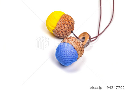 ウクライナカラーのアクセサリー (小千谷紬 小千谷縮)　どんぐり 94247702