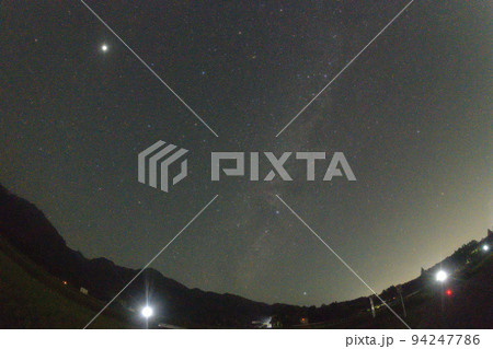 北杜市白州町、八月北西の空、夜明け前の天の川にカシオペヤと木星 94247786