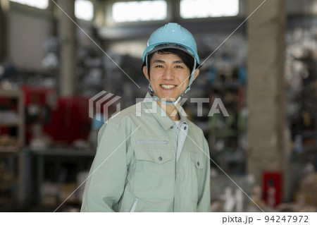 作業着の若い男性 94247972