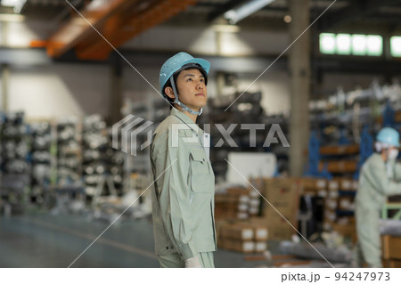 作業着の若い男性 作業着の若い男性 94247973