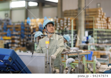ものづくり技術者 倉庫 作業員 若い男性 ものづくり技術者 倉庫 作業員 若い男性 94247974