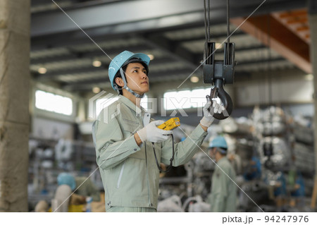 倉庫　作業員 若い男性 94247976