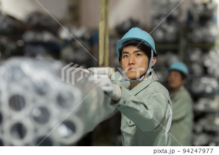倉庫 作業員 若い男性 倉庫 作業員 若い男性 94247977
