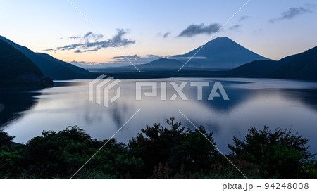 (山梨県)早朝の逆さ富士・本栖湖からの絶景 (山梨県)早朝の逆さ富士・本栖湖からの絶景 94248008