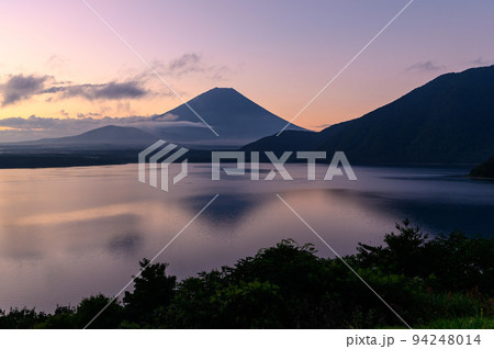 (山梨県)早朝の逆さ富士・本栖湖からの絶景 (山梨県)早朝の逆さ富士・本栖湖からの絶景 94248014