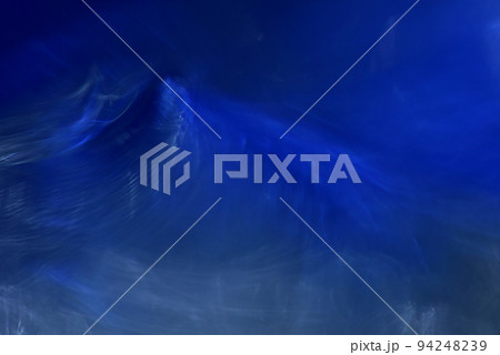 深い青背景に光のライン・ダーク・背景用 94248239