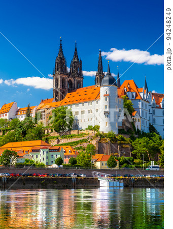 Awesome view on Albrechtsburg castle and cathedral on the river Elbe. Meissen, Saxony, Germany 94248249