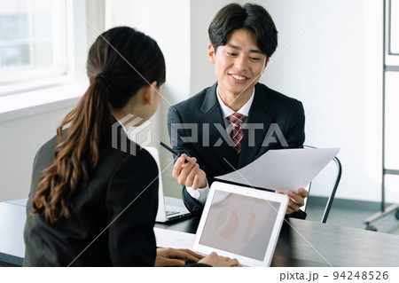 ミーティングをするビジネスマン 94248526
