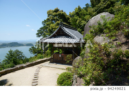 長命寺　太郎坊権現社拝殿と琵琶湖　滋賀県近江八幡市 94249021