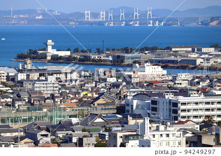 丸亀城から眺める瀬戸大橋と電車(予讃線・三浦緑地方面) 丸亀城から眺める瀬戸大橋と電車(予讃線・三浦緑地方面) 94249297