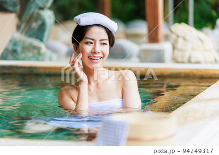 のんびり露天風呂に入る若い女性 94249317