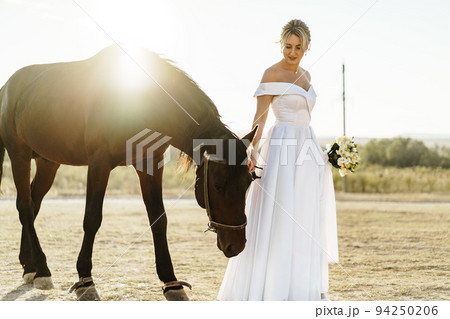 Portrait of a beautiful bride with horse 94250206
