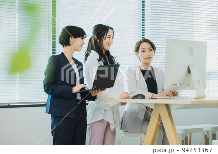 ビジネスウーマン 94251367