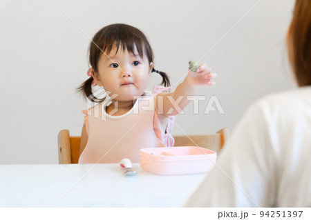 ご飯を食べる女の子とお母さん 94251397