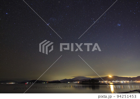 瀬戸内の冬の星景 かがり火灯る空のオリオン座 瀬戸内の冬の星景 かがり火灯る空のオリオン座 94251453
