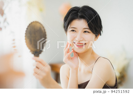 ショートヘアの女性　ビューティイメージ 94251592
