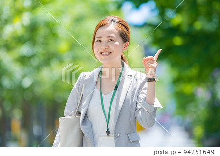 人差し指を立てるビジネスウーマン  94251649