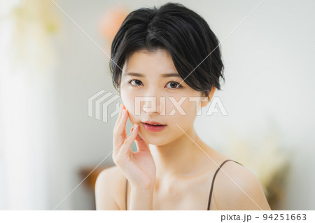 ショートヘアの女性　ビューティイメージ　悩み 94251663