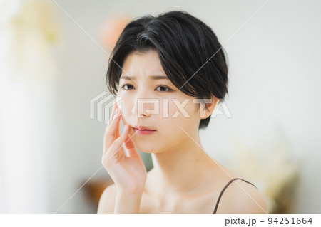 ショートヘアの女性　ビューティイメージ　悩み 94251664