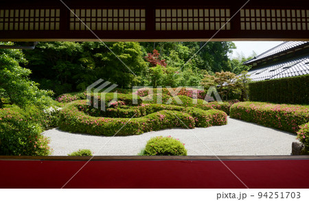 大池寺 書院から蓬莱庭園を望む 滋賀県甲賀市水口町 大池寺 書院から蓬莱庭園を望む 滋賀県甲賀市水口町 94251703