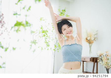 伸びをする女性 94251794